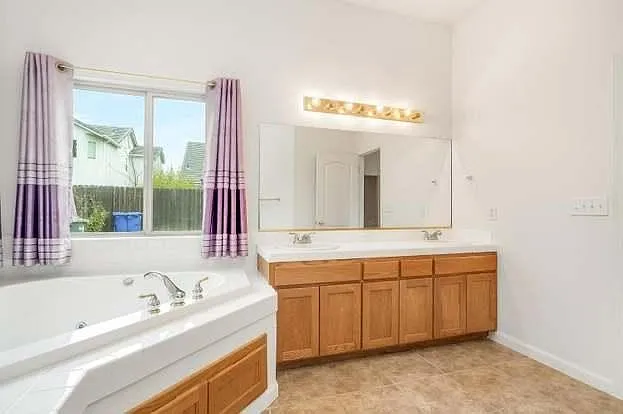 2832 E Cromwell Ave — Photo 8