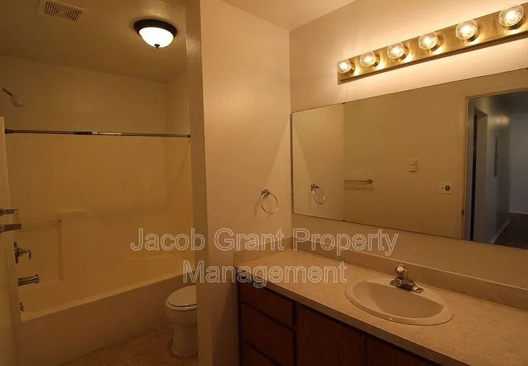 385 Golden St #2 — Photo 6