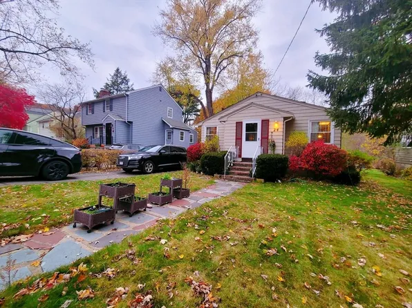 24 Grapevine Ave, Lexington, MA 02421