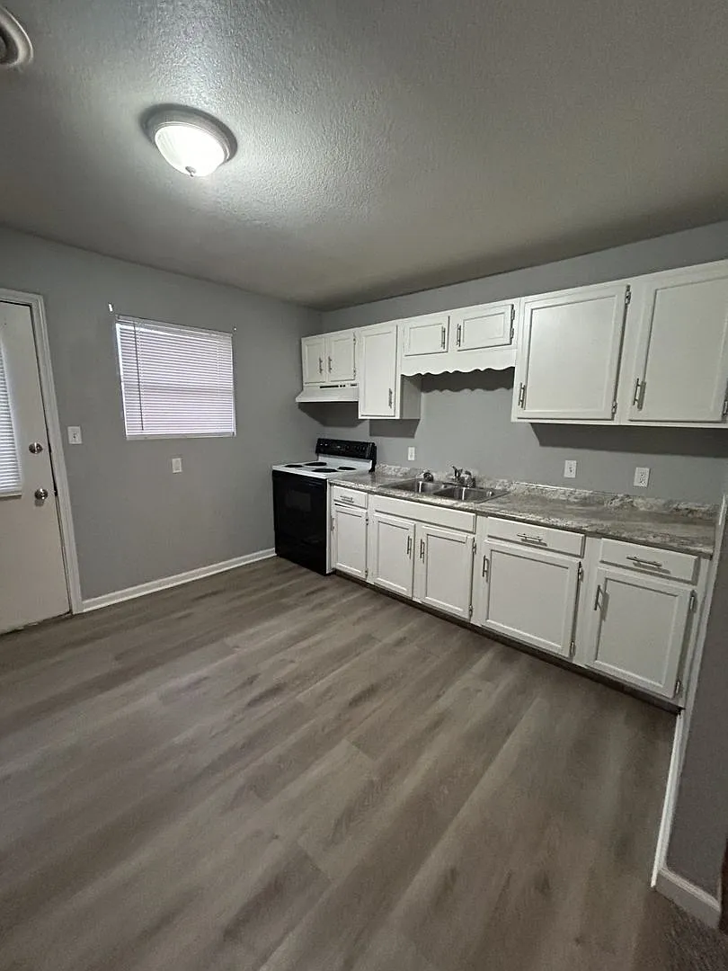 1301 E 9th Duplex — Photo 4