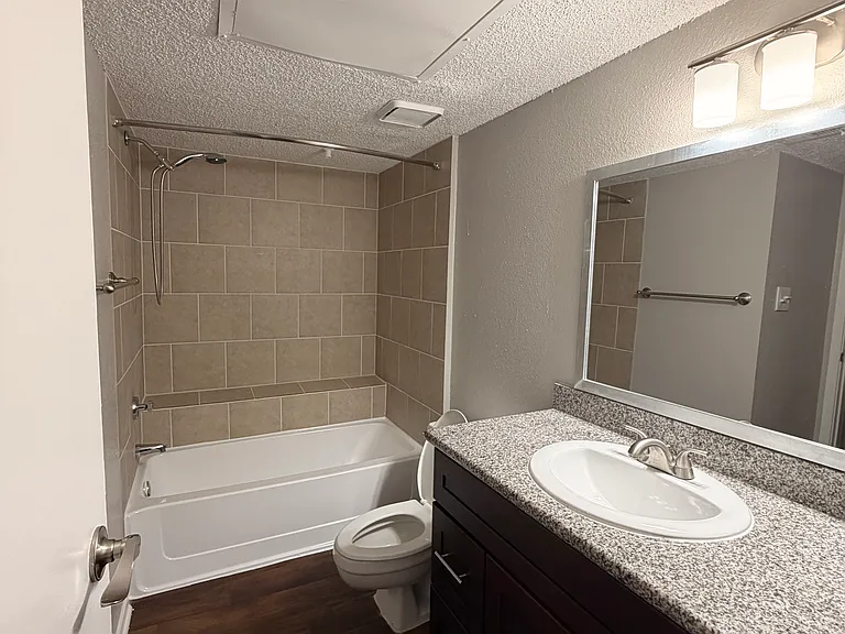 Broadwater Apartments — Photo 16