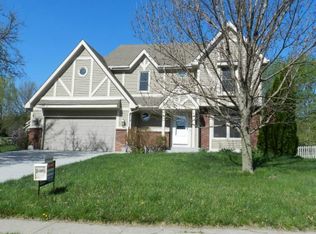 618 S Bittersweet Ln, Lansing, KS 66043