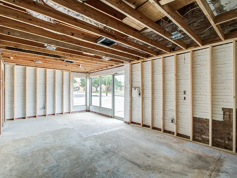 401 E Main St — Photo 9
