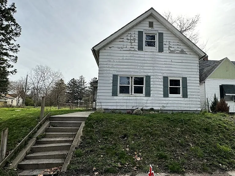2002 Catalpa Ave — Photo 14