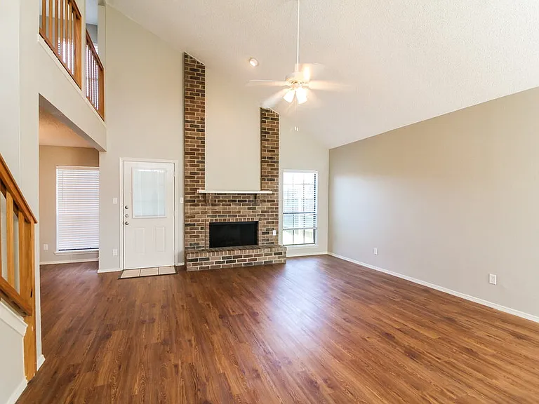 423 Barton Dr — Photo 4