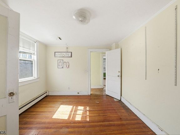 5th image of 610 Watchung Rd