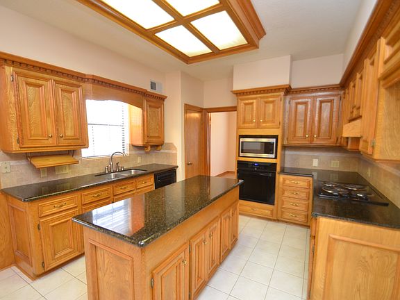 island kitchen w/ granite countertops