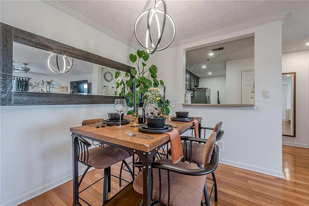 2 bed, 2.0 bath, 1165 sqft, $2,500 — Photo 2