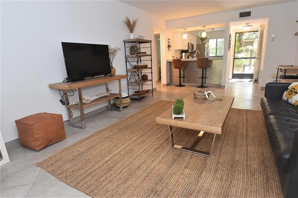 1 bed, 1.0 bath, 731 sqft, $3,800 — Photo 3