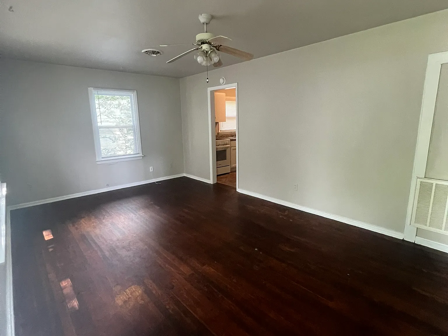 3 bed, 870 sqft, $2,014 — Photo 1