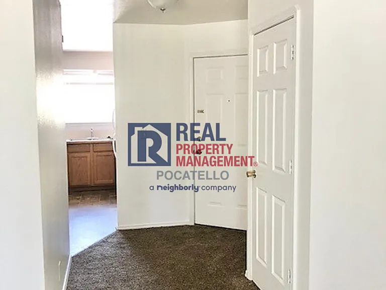 1120 E Poplar St — Photo 4