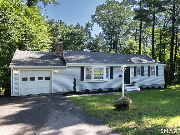 3rd image of 33 Carver Circle