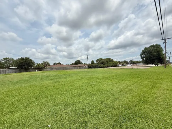 2702 Nall St, Port Neches, TX 77651