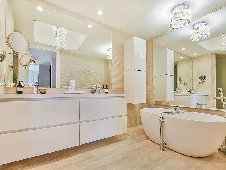 100 S Pointe Dr #2806 — Photo 21