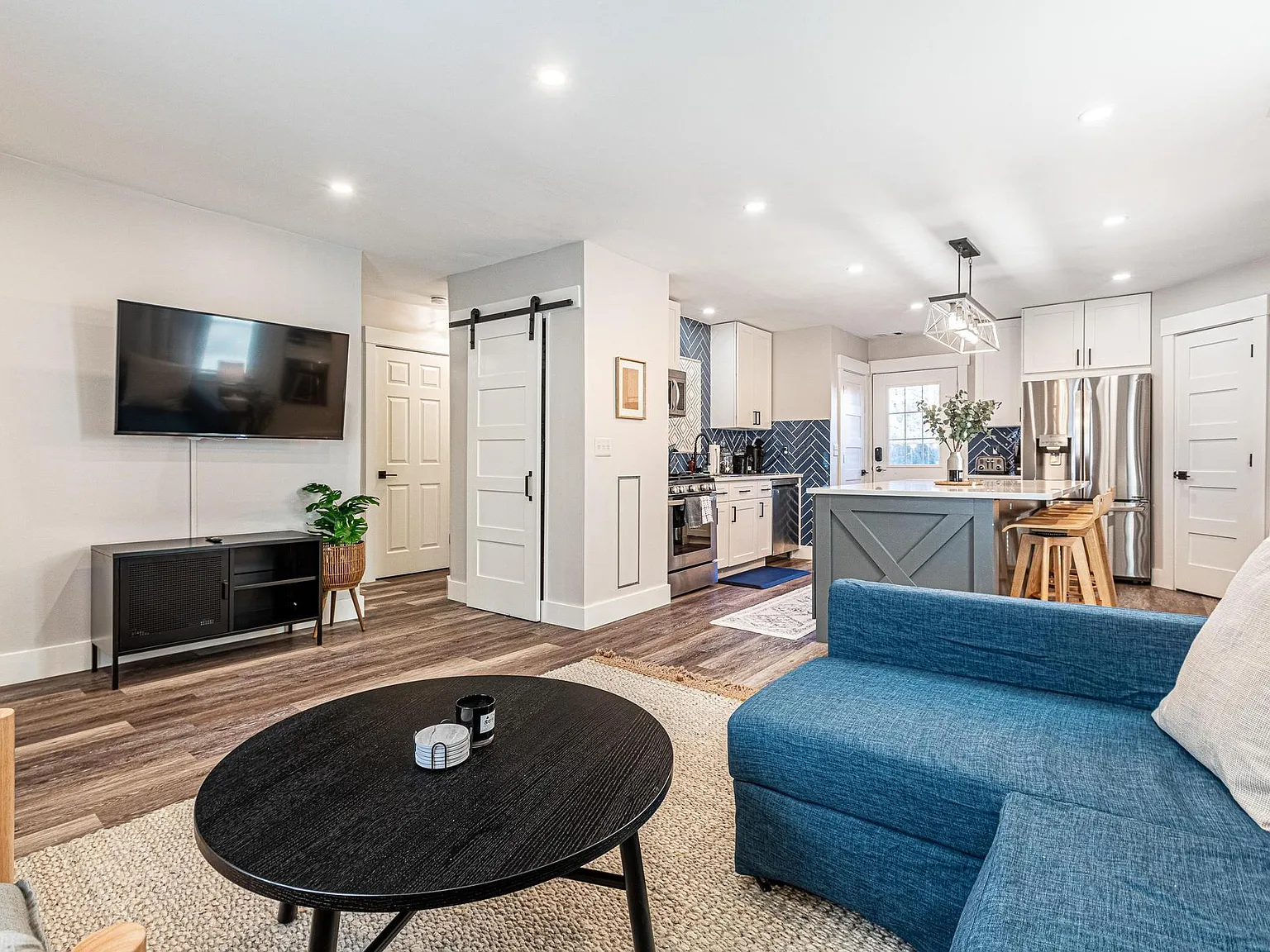 2 bed, 849 sqft, $4,250 — Photo 3