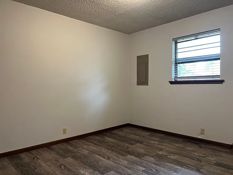 3329-3331 Hawthorn Dr — Photo 6