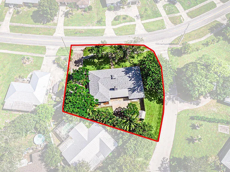 300 Riomar Dr — Photo 38