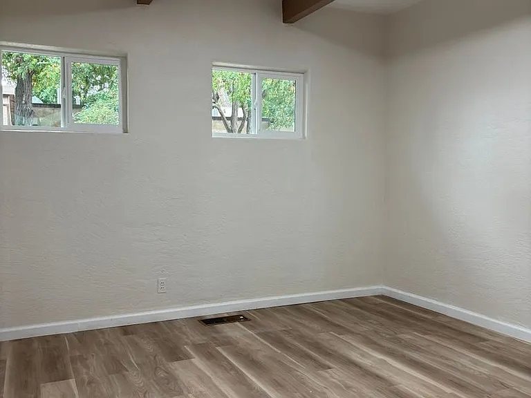 quiet triplex Near UNM's medical/law campus — Photo 19