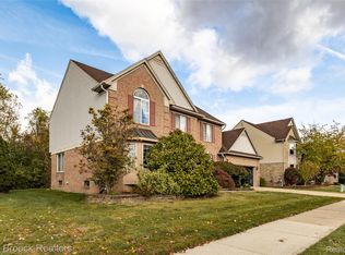 2931 Briarwood Dr, Troy, MI 48085