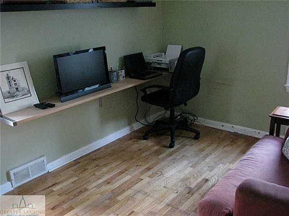 5th image of 2814 E Roseland Ave