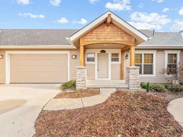1869 Overlook Dr, Salina, KS 67401