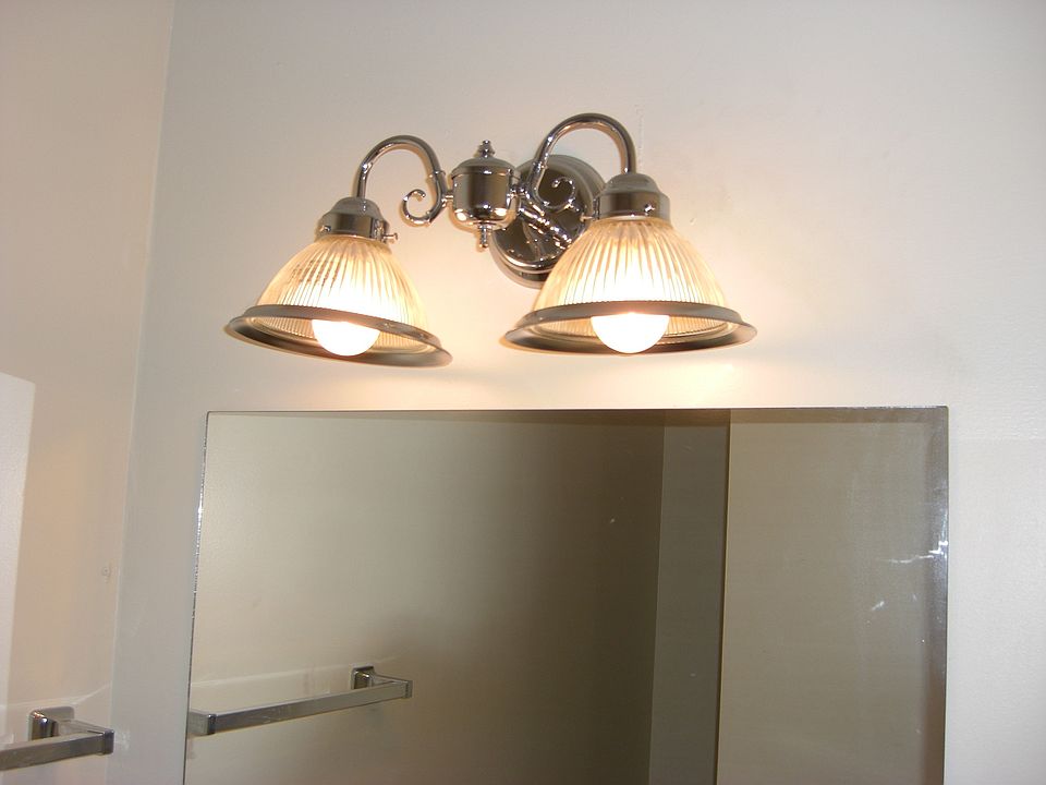 Bathroom light fixture_08282013