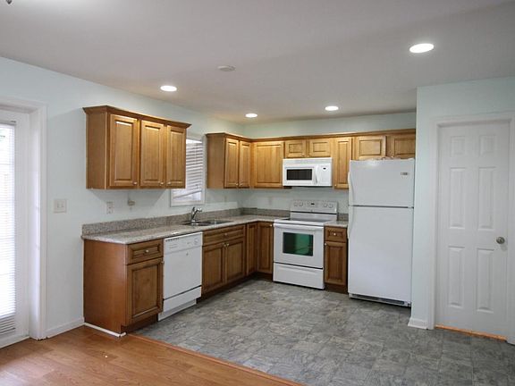 Kitchen w/ Granite Countertop