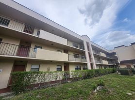 3470 Foxcroft Rd, Hollywood, FL