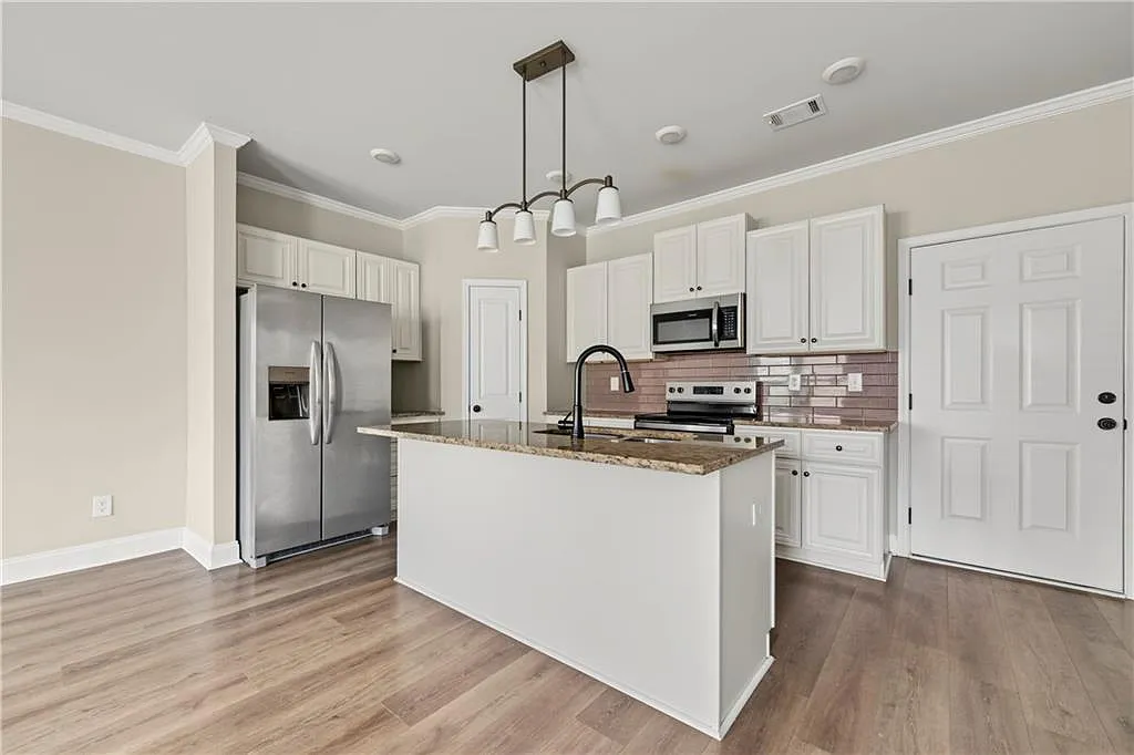 3 bed, 2.5 bath, 1800 sqft, $2,400 — Photo 2
