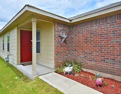 3 bed, 2.0 bath, 1210 sqft, $1,795 — Photo 3