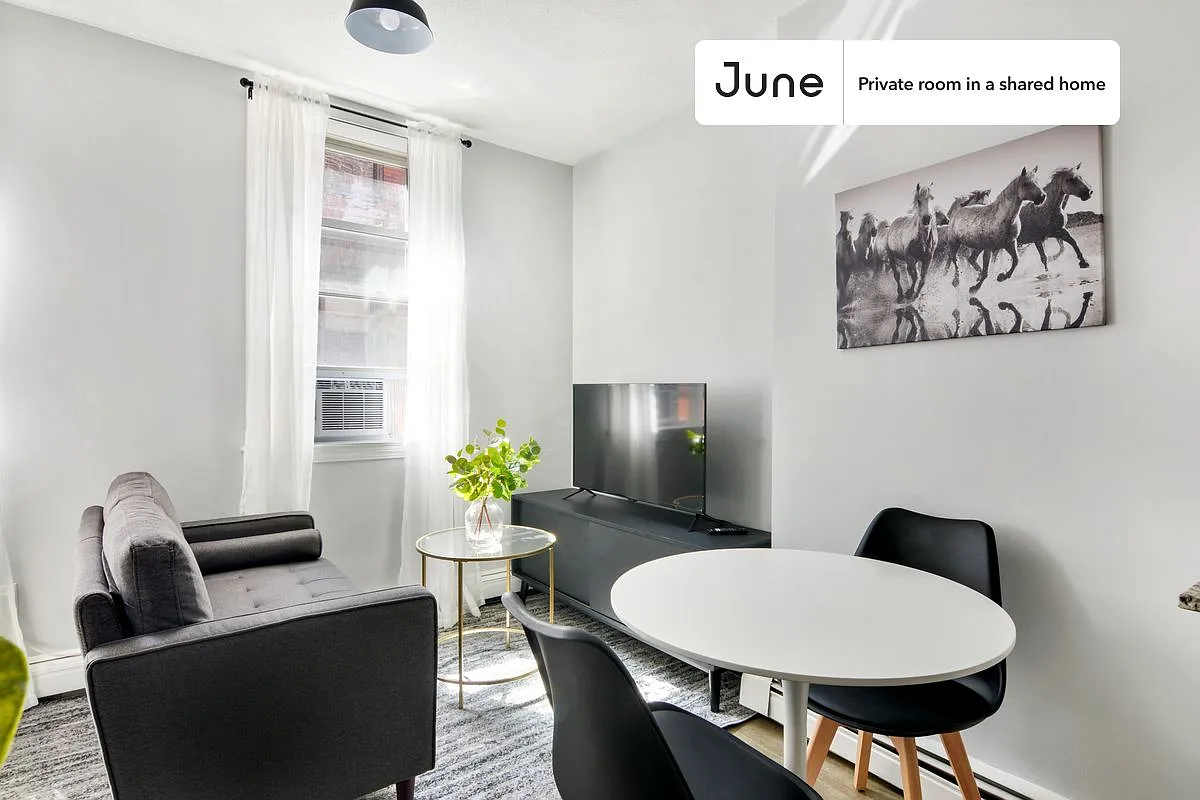 Queen bedroom in 3 bed/1 bath home in North End #472 A — Photo 3