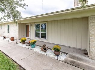 815 Vanderbilt Rd, Edna, TX 77957