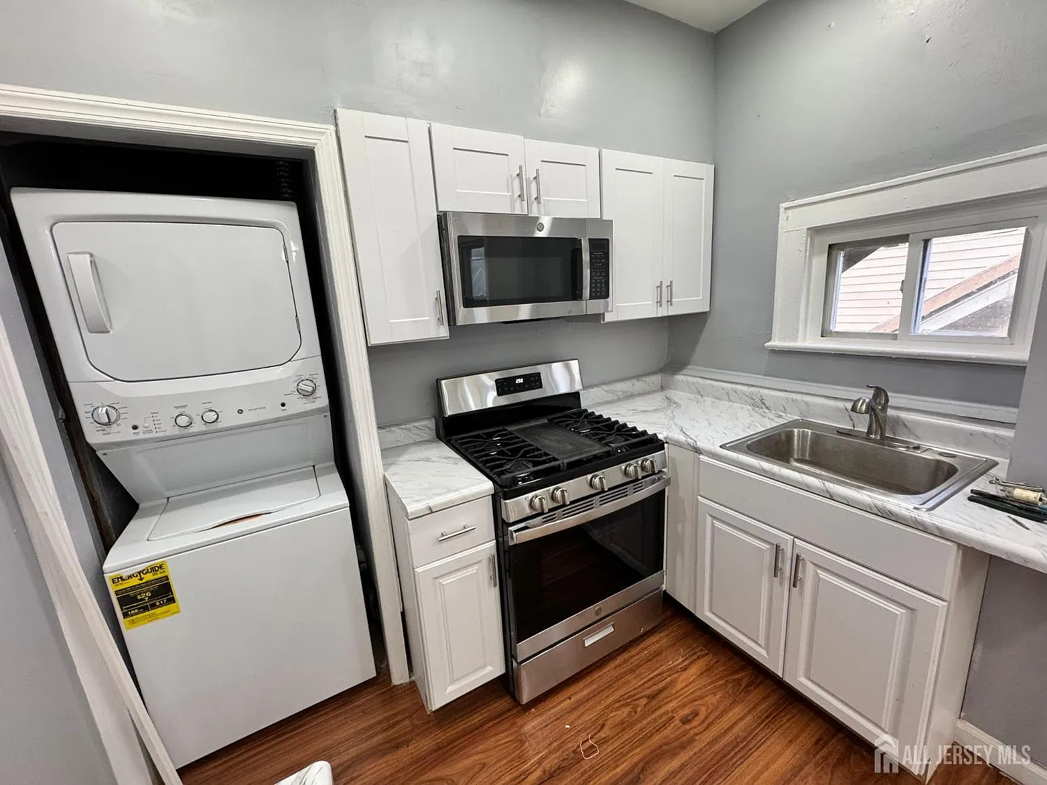 2 bed, 1.0 bath, 1400 sqft, $2,150 — Photo 4