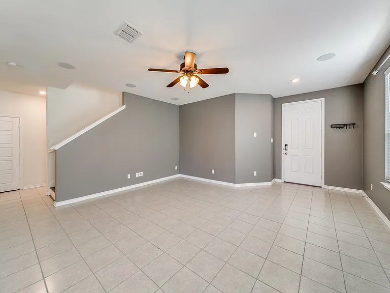 2423 Lazo Smt — Photo 2