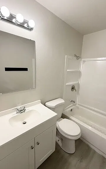 3245 Chrysler St — Photo 10
