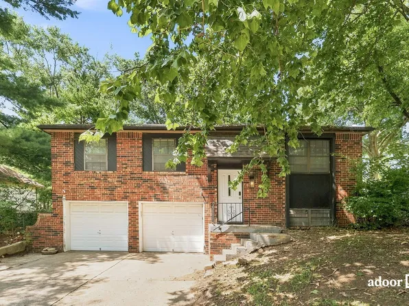 2705 NW Castle Dr, Blue Springs, MO 64015