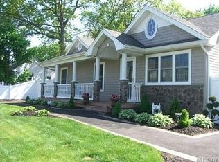 17 Hayward St, Patchogue, NY 11772