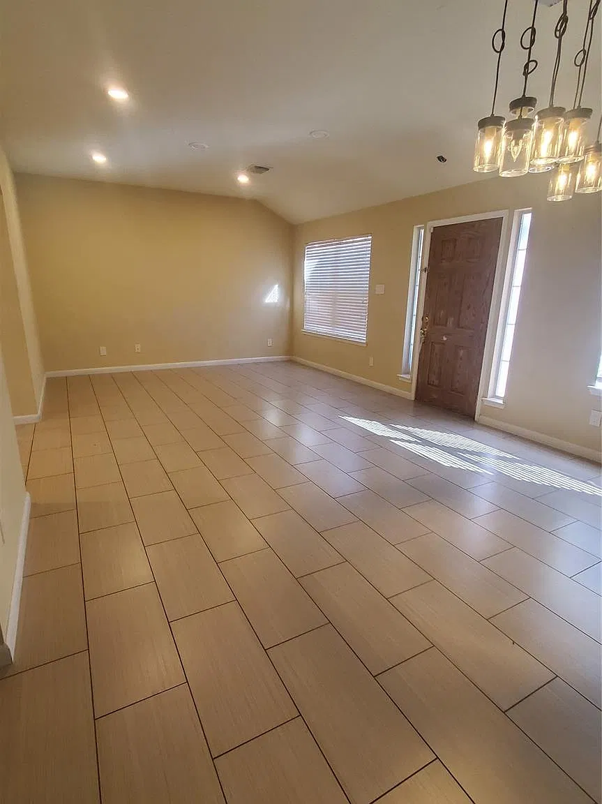 3 bed, 2.0 bath, 1705 sqft, $2,400 — Photo 2