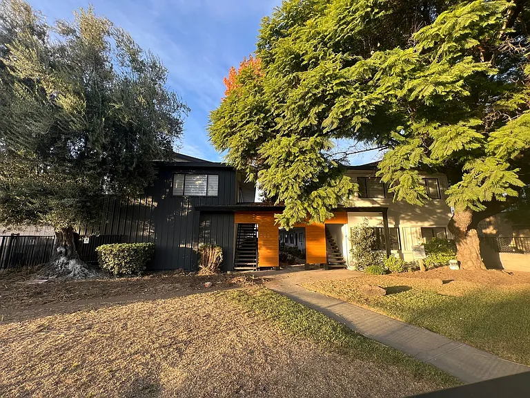 521-523 E Live Oak Ave — Photo 3