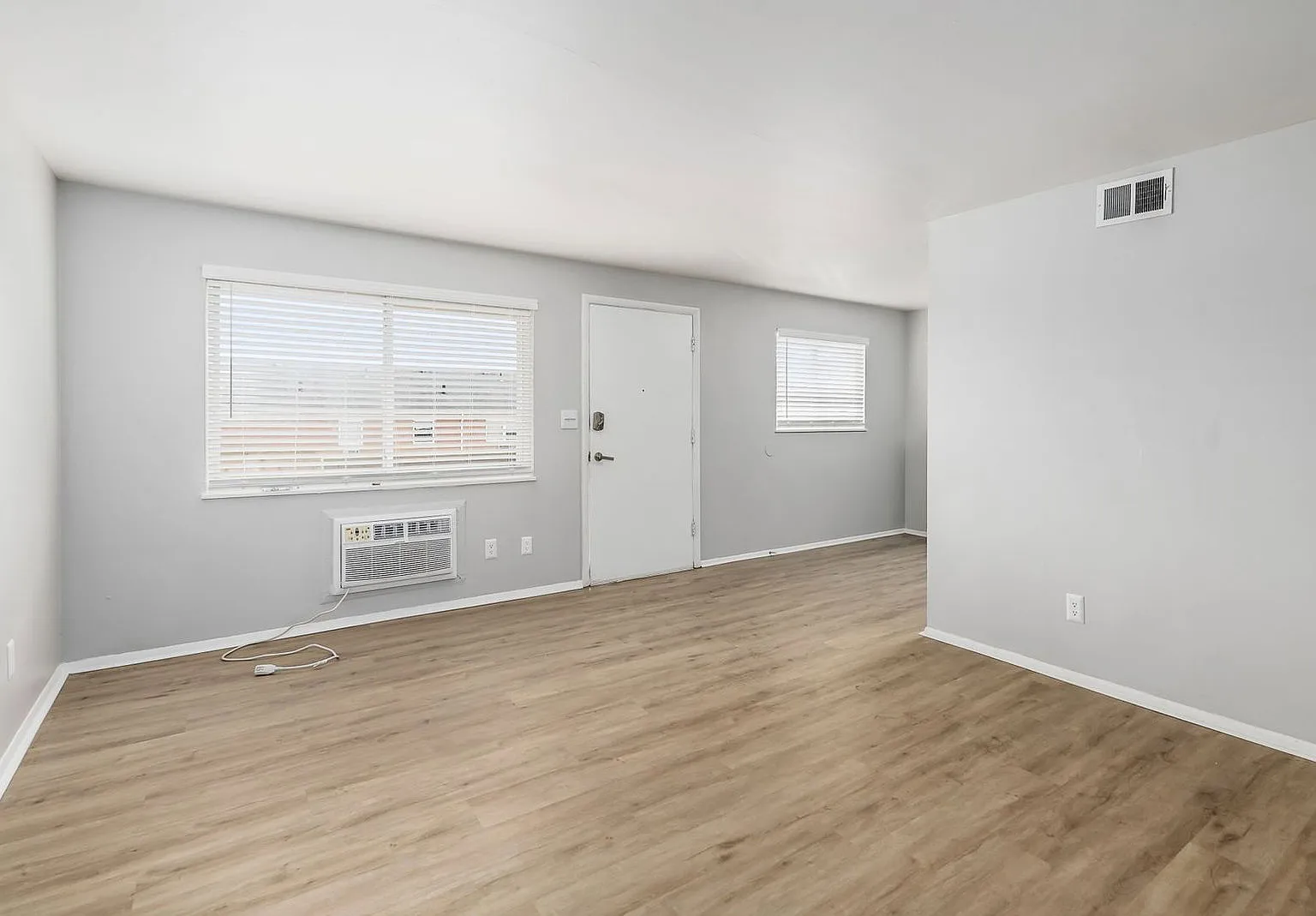 2 bed, 1.0 bath, $1,050 — Photo 4