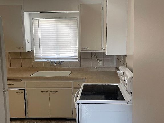 4th image of 21587 Montgomery St #1