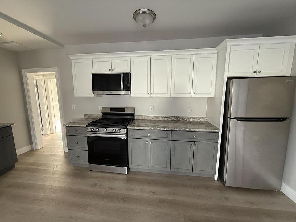 1st image of 72 Belmont St Floor 3