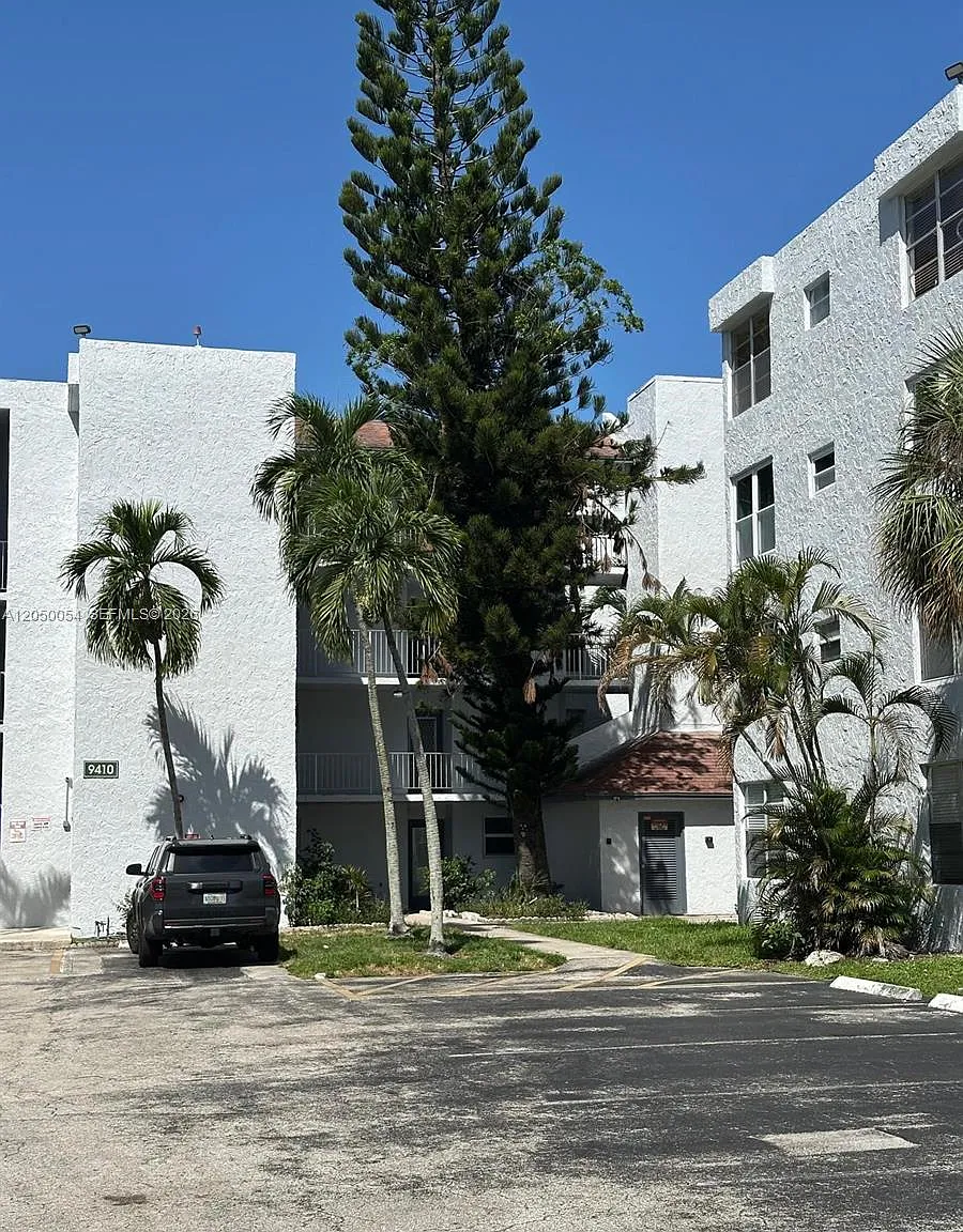 Live Oak Condominium Two — Photo 2