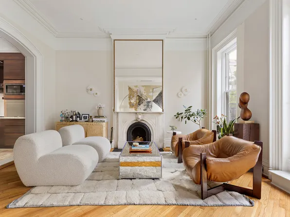 100 6th Avenue image 2 of 27