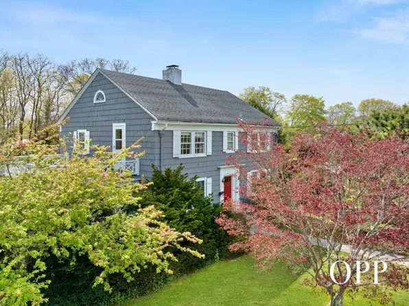 2 Academy Ln, Bellport Village, NY 11713