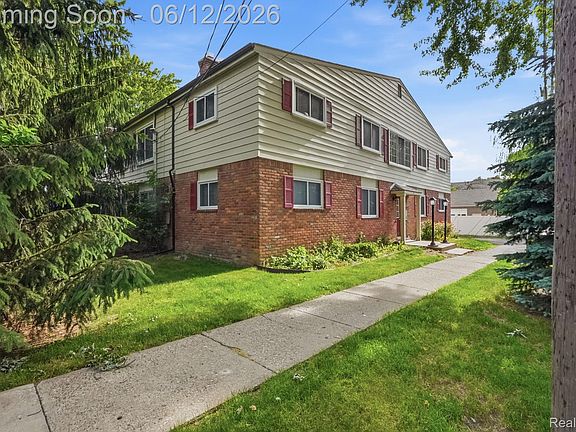 3rd image of 701 W Maple Rd