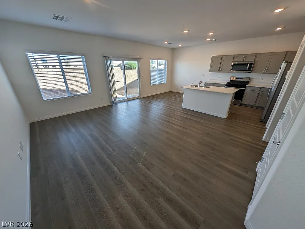 3 bed, 2.5 bath, 1715 sqft, $2,300 — Photo 3