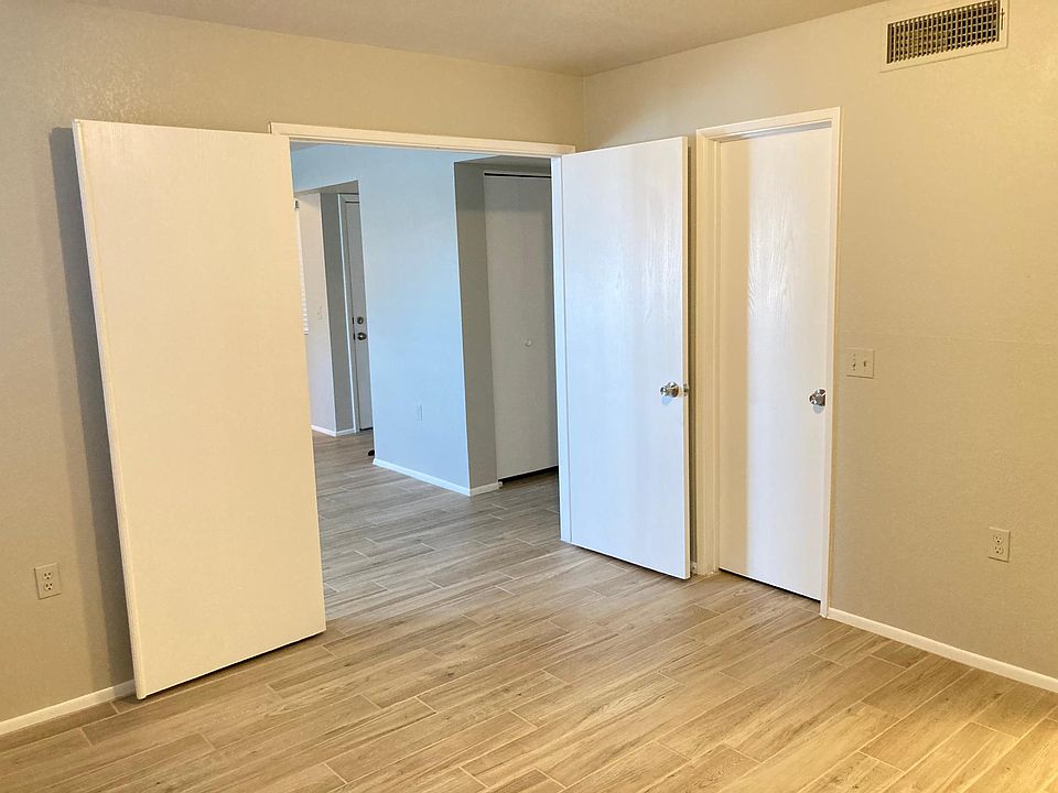 Bedroom #1/Den