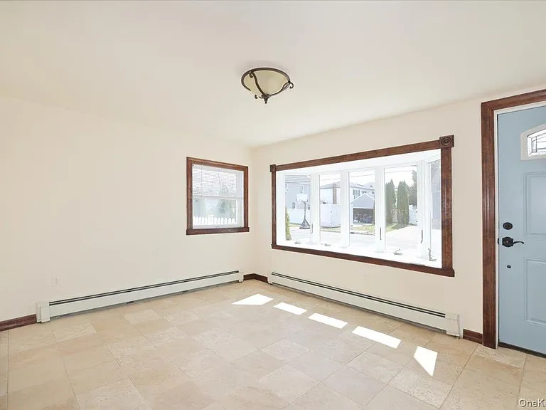 9 Cabot Rd W — Photo 12