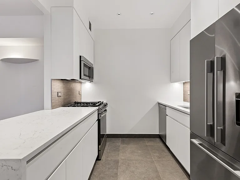 305 E 63rd St #10A — Photo 2